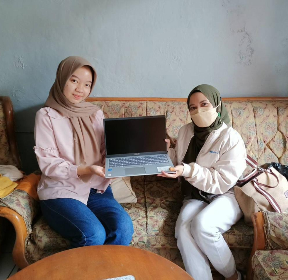 Mahasiswa belajar dengan laptop