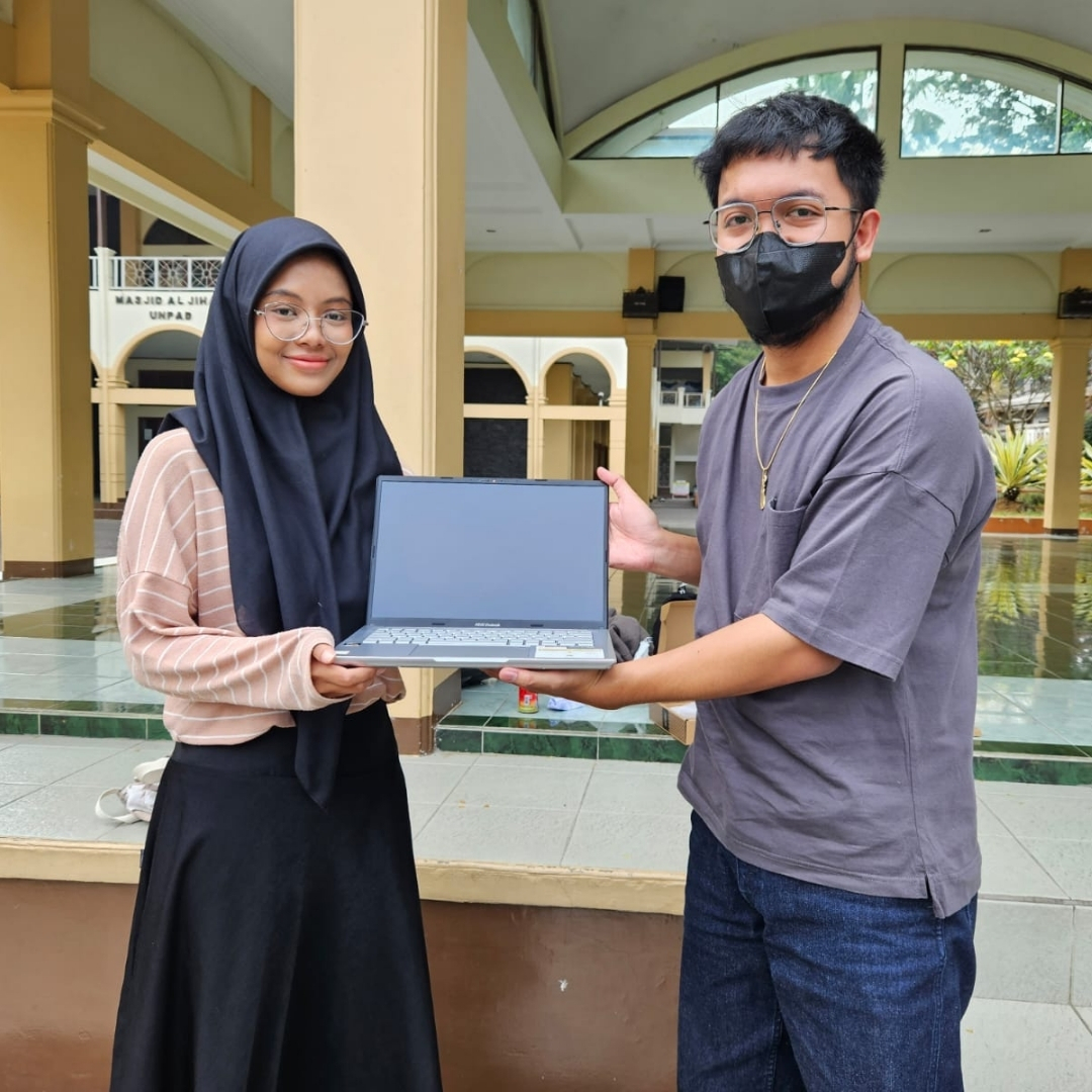 Serah terima laptop Beasiswa Berbagi Asa
