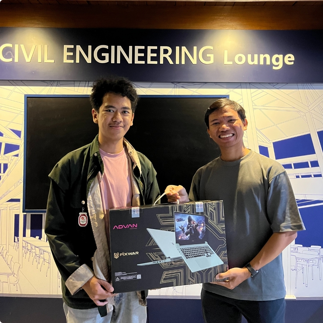 Penyerahan laptop kepada mahasiswa penerima Beasiswa Berbagi Asa