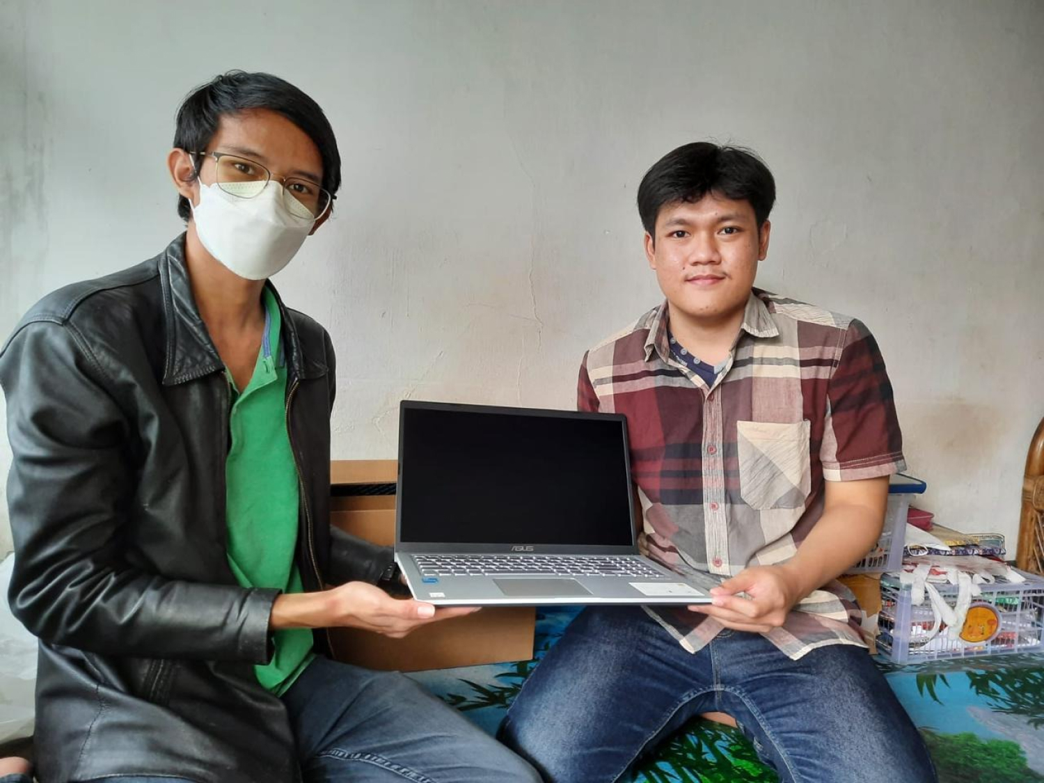 Serah terima laptop kepada mahasiswa